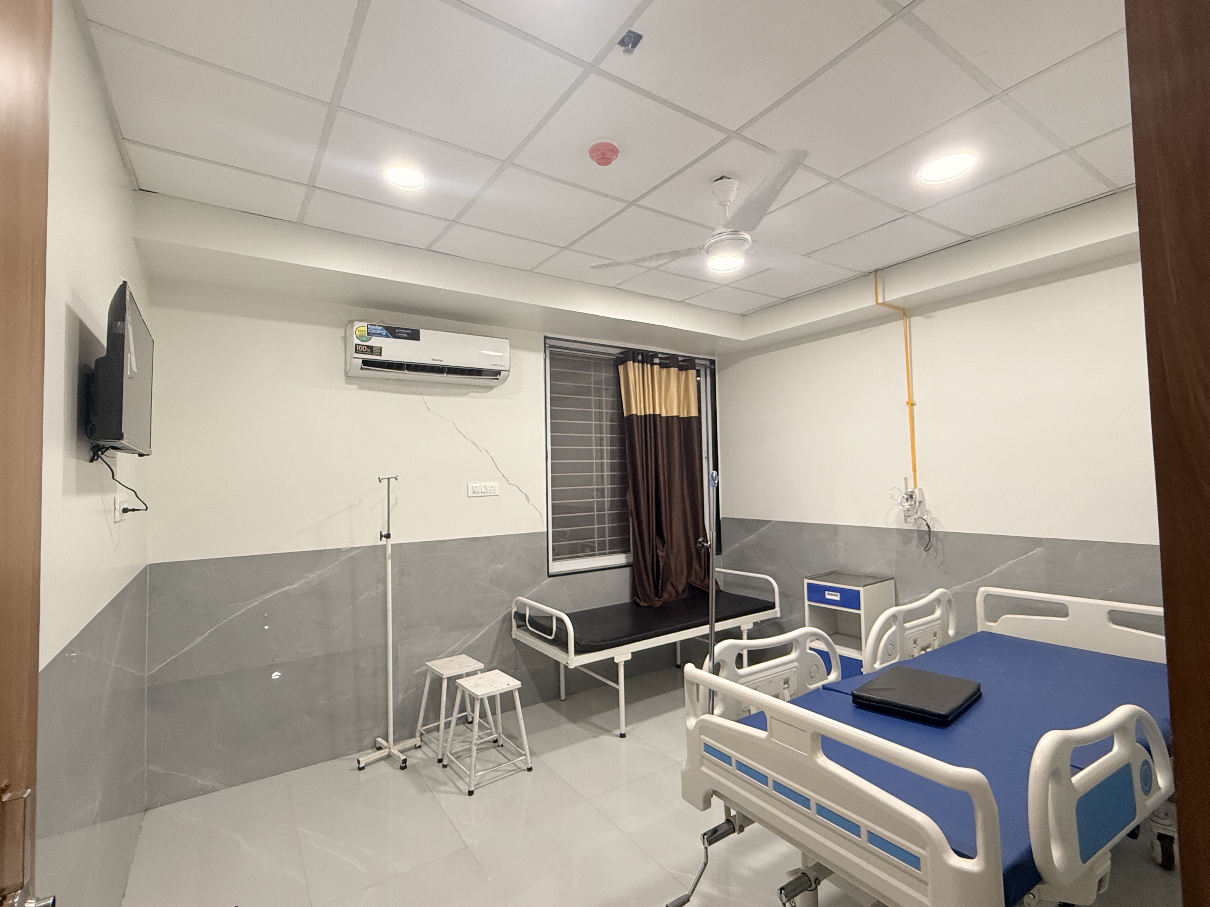 Premium private special room for patients at Gaikwad Hospital Ahmednagar with modern amenities